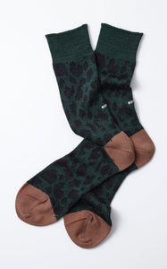 Rototo - Organic Cotton & Recycled Polyester Leopard Crew Socks  - D. Green/Brown